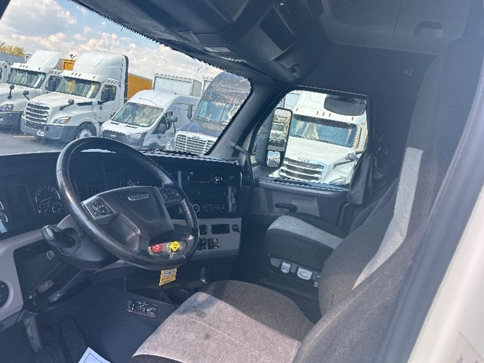 Sleeper Tractor-Heavy Duty Tractors-Freightliner-2021-T12664ST-Indianapolis-IN-429,496\n\t\tmiles-$ 69,500 - Image 10