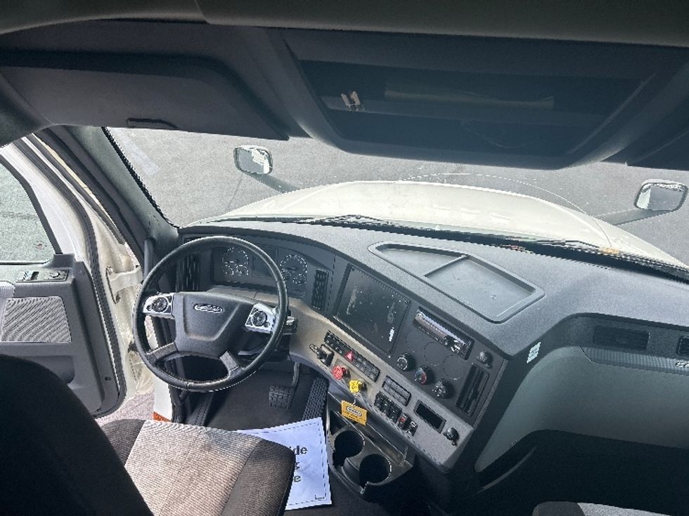 Sleeper Tractor-Heavy Duty Tractors-Freightliner-2021-T12664ST-Indianapolis-IN-429,496\n\t\tmiles-$ 69,500 - Image 12