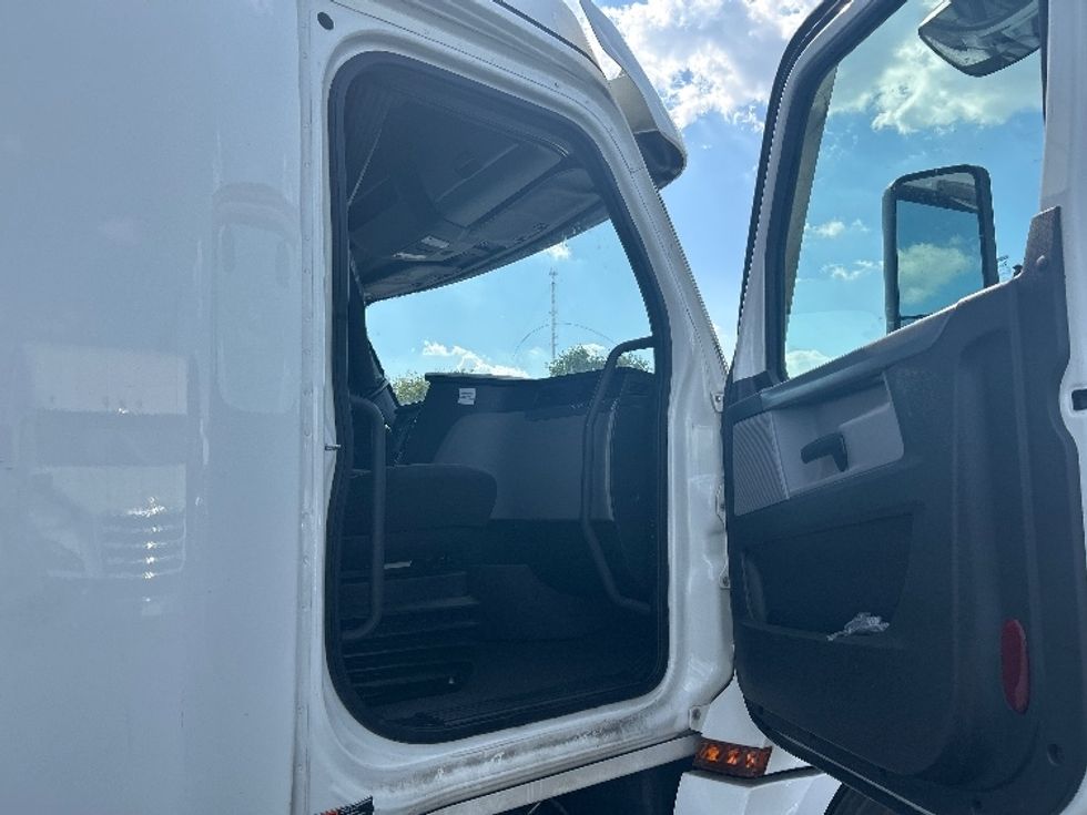 Sleeper Tractor-Heavy Duty Tractors-Freightliner-2021-T12664ST-Indianapolis-IN-429,496\n\t\tmiles-$ 69,500 - Image 13