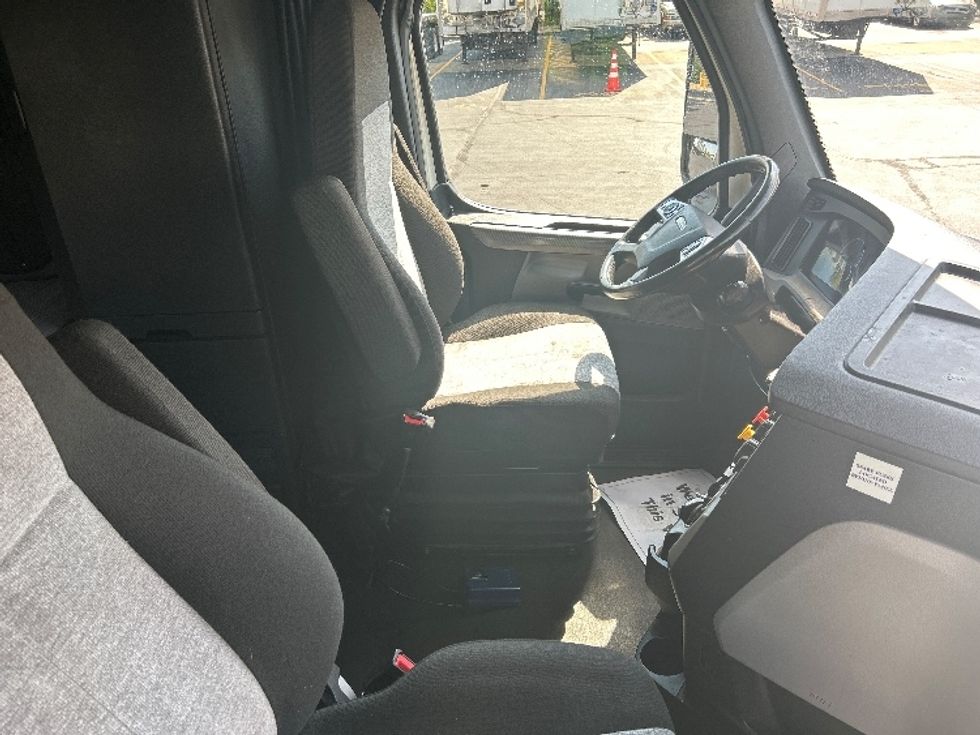 Sleeper Tractor-Heavy Duty Tractors-Freightliner-2021-T12664ST-Indianapolis-IN-429,496\n\t\tmiles-$ 69,500 - Image 15