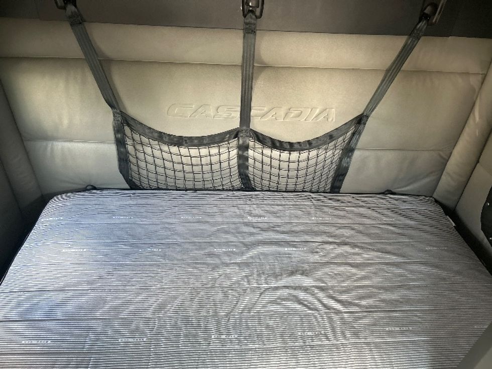 Sleeper Tractor-Heavy Duty Tractors-Freightliner-2021-T12664ST-Indianapolis-IN-429,496\n\t\tmiles-$ 69,500 - Image 17