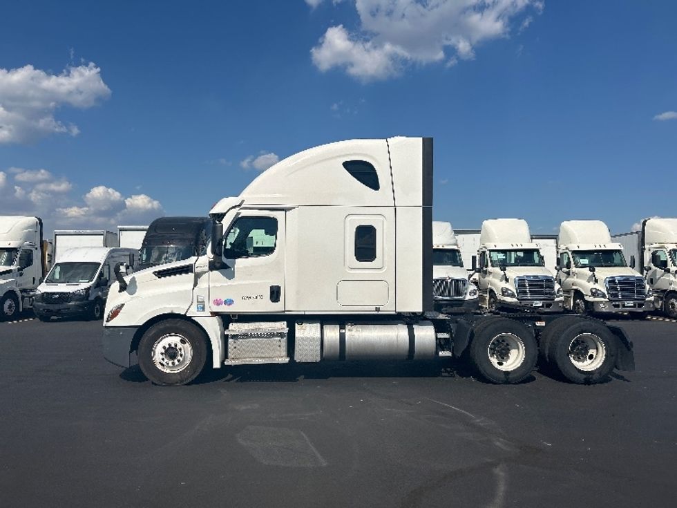 Sleeper Tractor-Heavy Duty Tractors-Freightliner-2021-T12664ST-Indianapolis-IN-429,496\n\t\tmiles-$ 69,500 - Image 4
