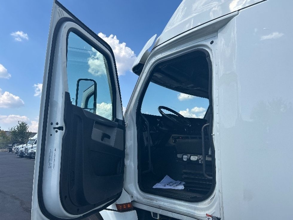 Sleeper Tractor-Heavy Duty Tractors-Freightliner-2021-T12664ST-Indianapolis-IN-429,496\n\t\tmiles-$ 69,500 - Image 9