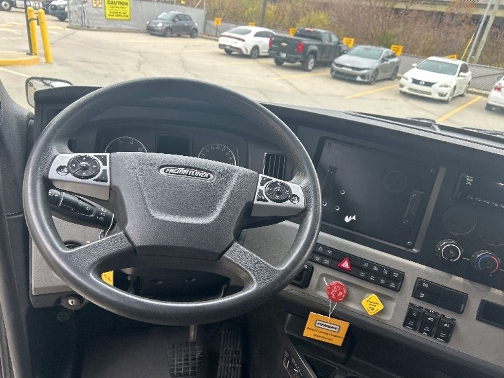 Sleeper Tractor-Heavy Duty Tractors-Freightliner-2021-T12664ST-Indianapolis-IN-431,634\n\t\tmiles-$ 70,750 - Image 11