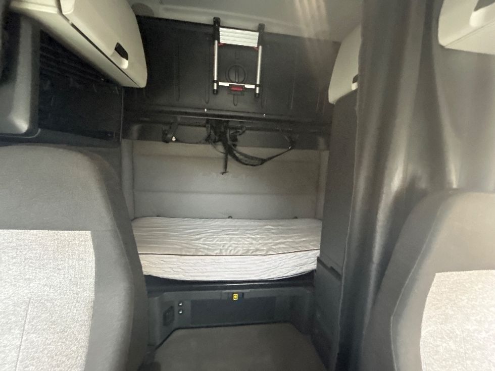 Sleeper Tractor-Heavy Duty Tractors-Freightliner-2021-T12664ST-Indianapolis-IN-431,634\n\t\tmiles-$ 70,750 - Image 16