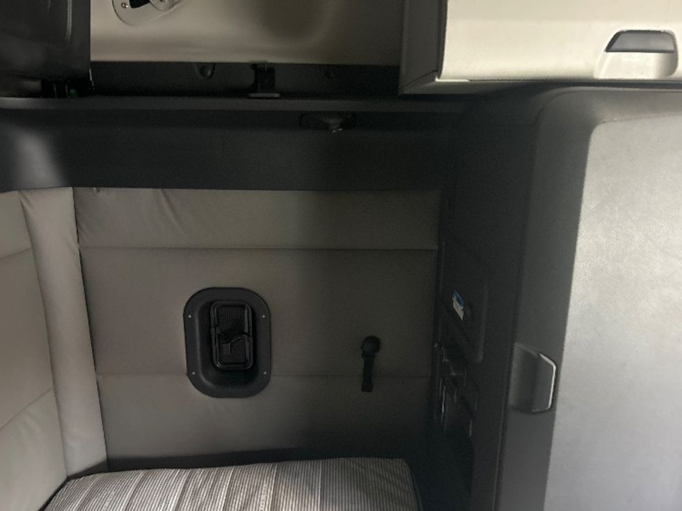 Sleeper Tractor-Heavy Duty Tractors-Freightliner-2021-T12664ST-Indianapolis-IN-431,634\n\t\tmiles-$ 70,750 - Image 18