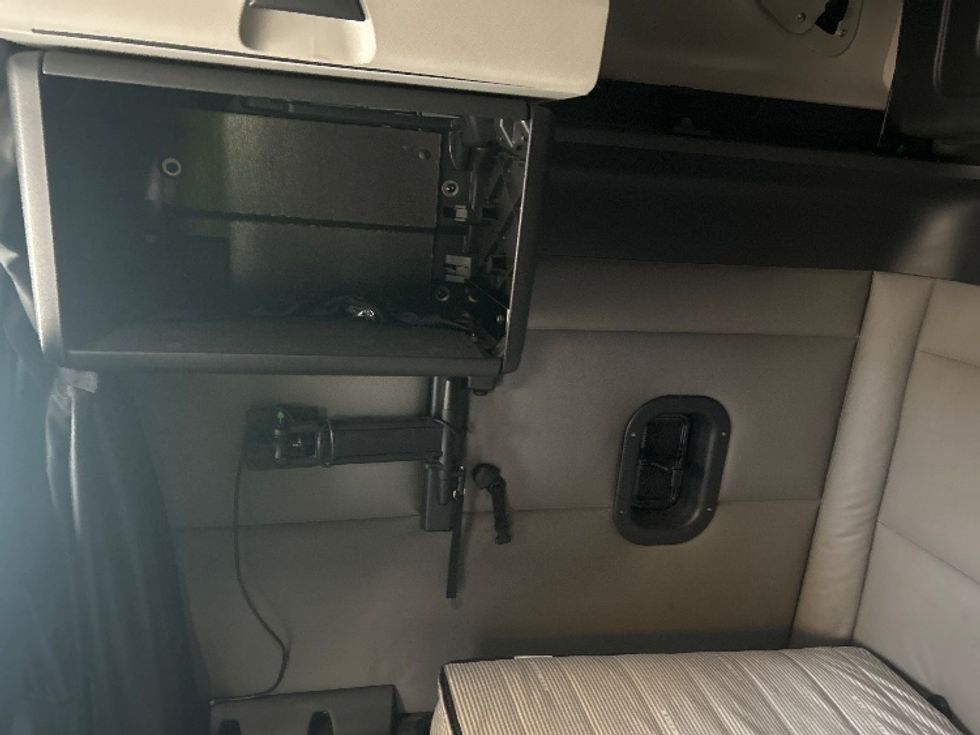 Sleeper Tractor-Heavy Duty Tractors-Freightliner-2021-T12664ST-Indianapolis-IN-431,634\n\t\tmiles-$ 70,750 - Image 19