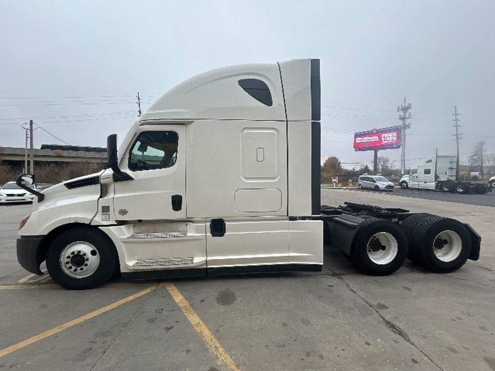 Sleeper Tractor-Heavy Duty Tractors-Freightliner-2021-T12664ST-Indianapolis-IN-431,634\n\t\tmiles-$ 70,750 - Image 4
