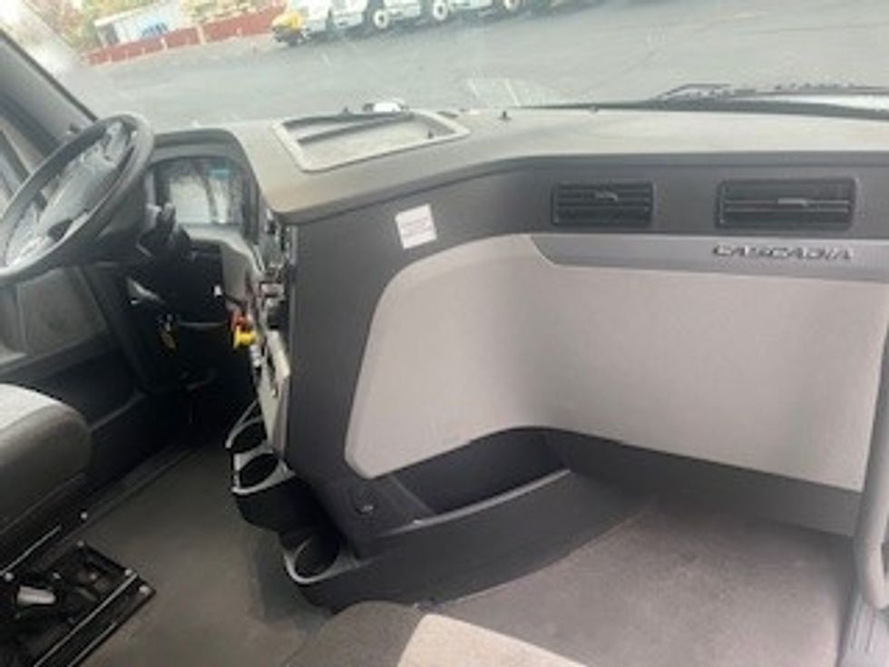 Sleeper Tractor-Heavy Duty Tractors-Freightliner-2021-T12664ST-Indianapolis-IN-527,040\n\t\tmiles-$ 59,750 - Image 11