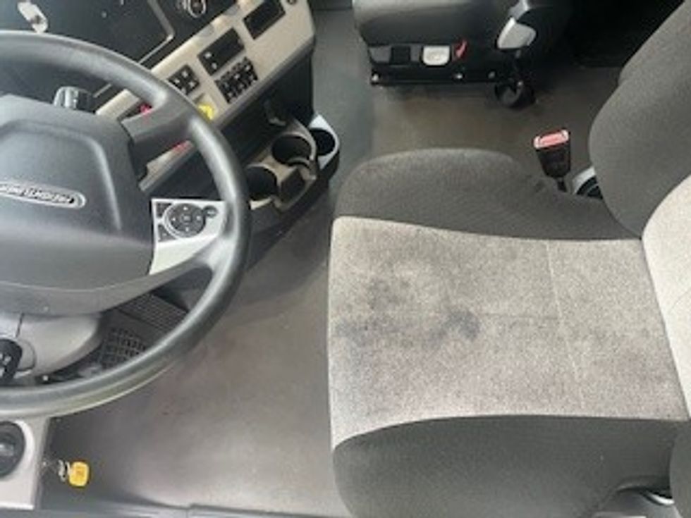 Sleeper Tractor-Heavy Duty Tractors-Freightliner-2021-T12664ST-Indianapolis-IN-527,040\n\t\tmiles-$ 59,750 - Image 13