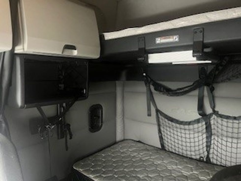 Sleeper Tractor-Heavy Duty Tractors-Freightliner-2021-T12664ST-Indianapolis-IN-527,040\n\t\tmiles-$ 59,750 - Image 17