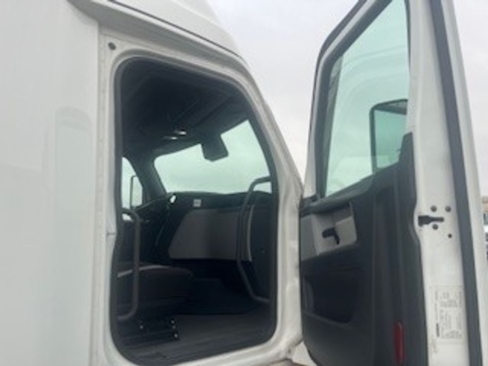 Sleeper Tractor-Heavy Duty Tractors-Freightliner-2021-T12664ST-Indianapolis-IN-527,040\n\t\tmiles-$ 59,750 - Image 9