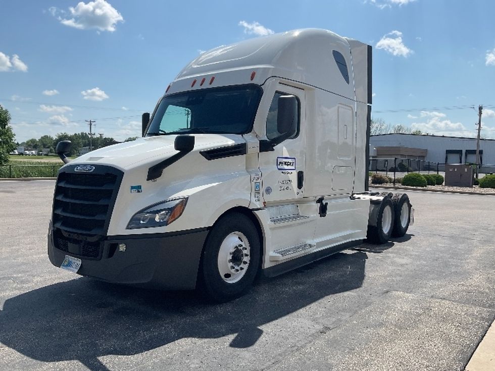 Sleeper Tractor-Heavy Duty Tractors-Freightliner-2021-T12664ST-Indianapolis-IN-542,925\n\t\tmiles-$ 58,500 - Image 1