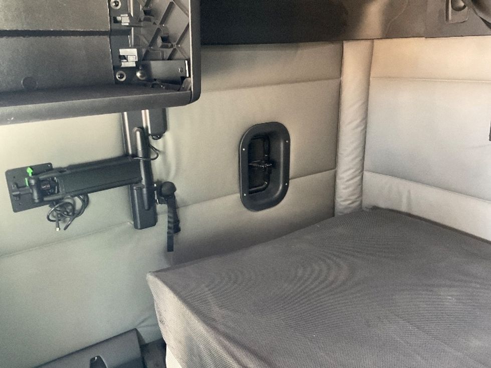 Sleeper Tractor-Heavy Duty Tractors-Freightliner-2021-T12664ST-Indianapolis-IN-542,925\n\t\tmiles-$ 58,500 - Image 19