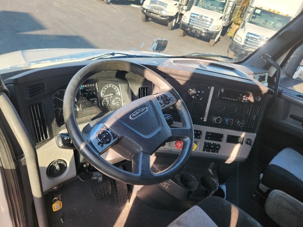 Sleeper Tractor-Heavy Duty Tractors-Freightliner-2021-T12664ST-Indianapolis-IN-552,589\n\t\tmiles-$ 57,750 - Image 10