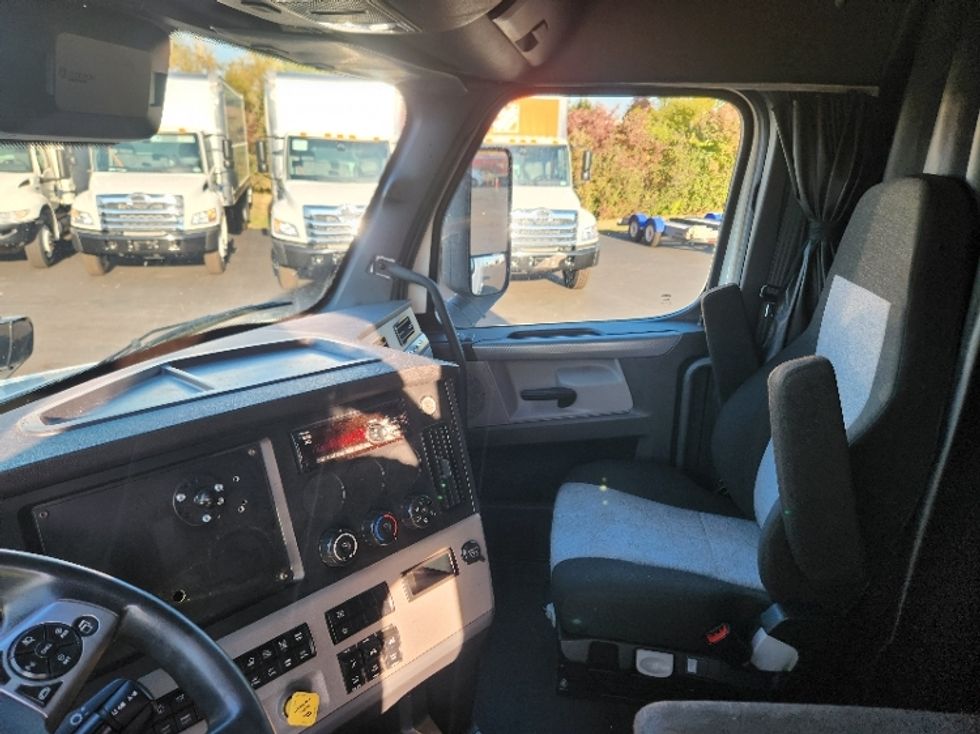 Sleeper Tractor-Heavy Duty Tractors-Freightliner-2021-T12664ST-Indianapolis-IN-552,589\n\t\tmiles-$ 57,750 - Image 12
