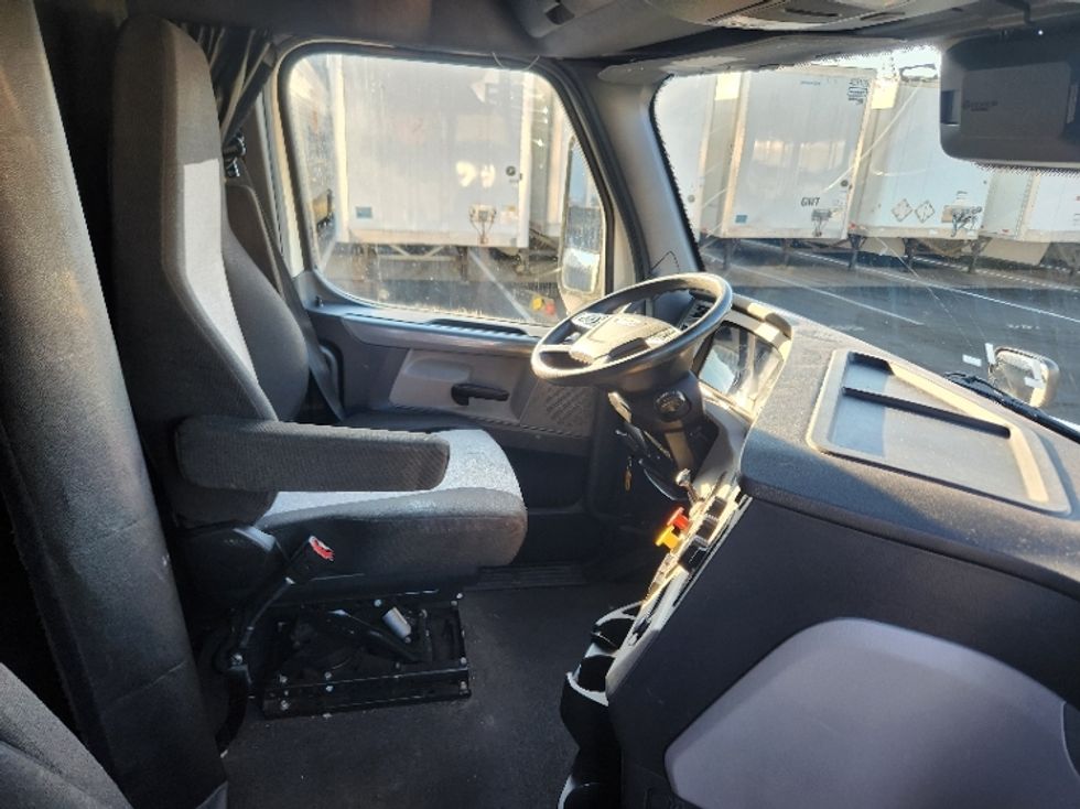 Sleeper Tractor-Heavy Duty Tractors-Freightliner-2021-T12664ST-Indianapolis-IN-552,589\n\t\tmiles-$ 57,750 - Image 15