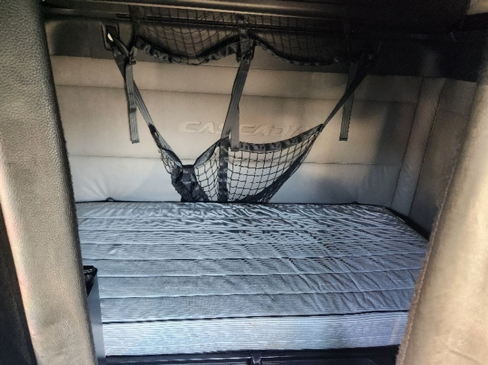 Sleeper Tractor-Heavy Duty Tractors-Freightliner-2021-T12664ST-Indianapolis-IN-552,589\n\t\tmiles-$ 57,750 - Image 16