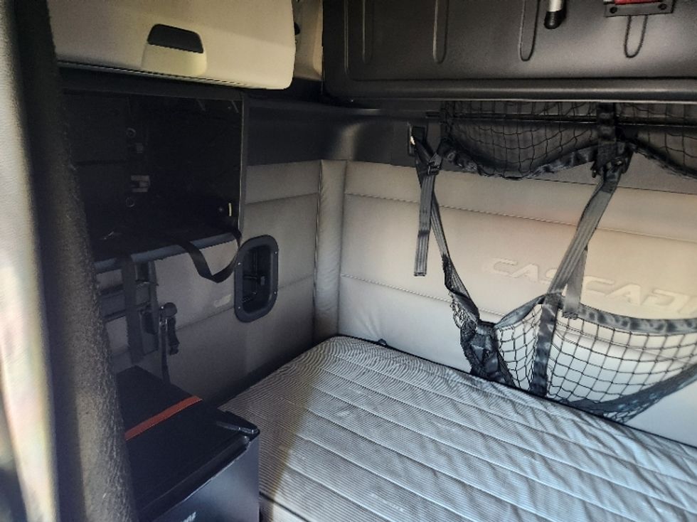 Sleeper Tractor-Heavy Duty Tractors-Freightliner-2021-T12664ST-Indianapolis-IN-552,589\n\t\tmiles-$ 57,750 - Image 18