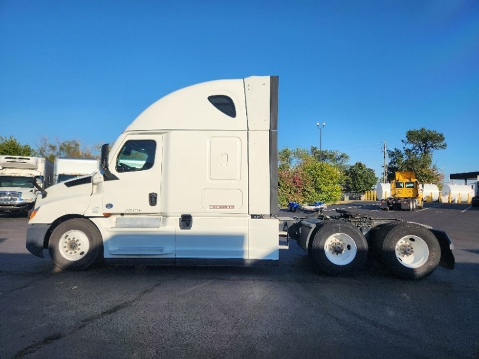 Sleeper Tractor-Heavy Duty Tractors-Freightliner-2021-T12664ST-Indianapolis-IN-552,589\n\t\tmiles-$ 57,750 - Image 4