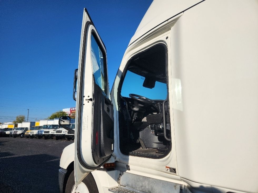 Sleeper Tractor-Heavy Duty Tractors-Freightliner-2021-T12664ST-Indianapolis-IN-552,589\n\t\tmiles-$ 57,750 - Image 9