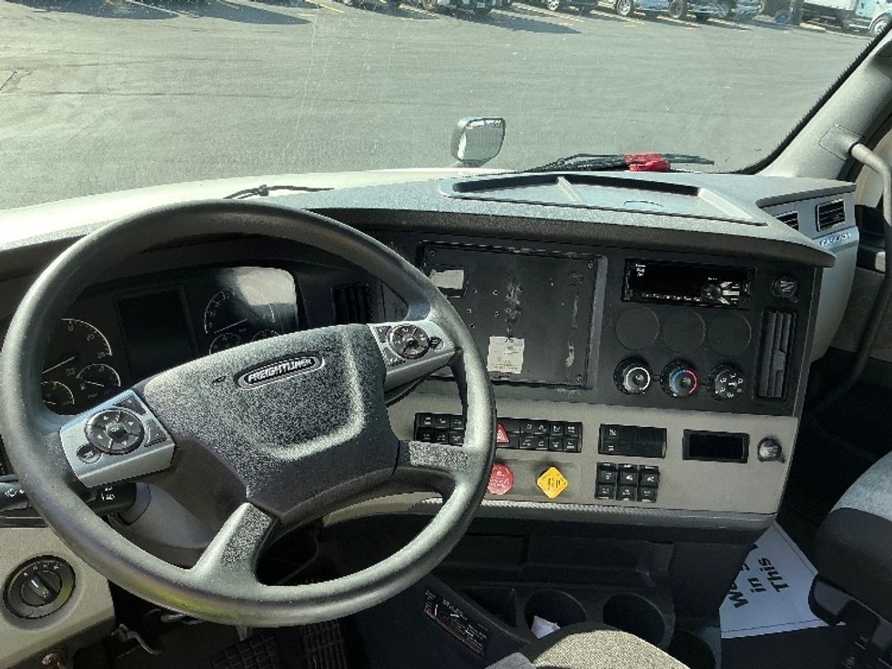 Sleeper Tractor-Heavy Duty Tractors-Freightliner-2021-T12664ST-Indianapolis-IN-670,211\n\t\tmiles-$ 48,500 - Image 11