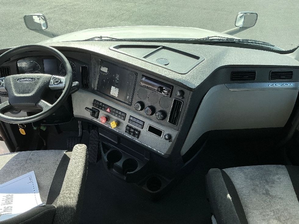 Sleeper Tractor-Heavy Duty Tractors-Freightliner-2021-T12664ST-Indianapolis-IN-670,211\n\t\tmiles-$ 48,500 - Image 12