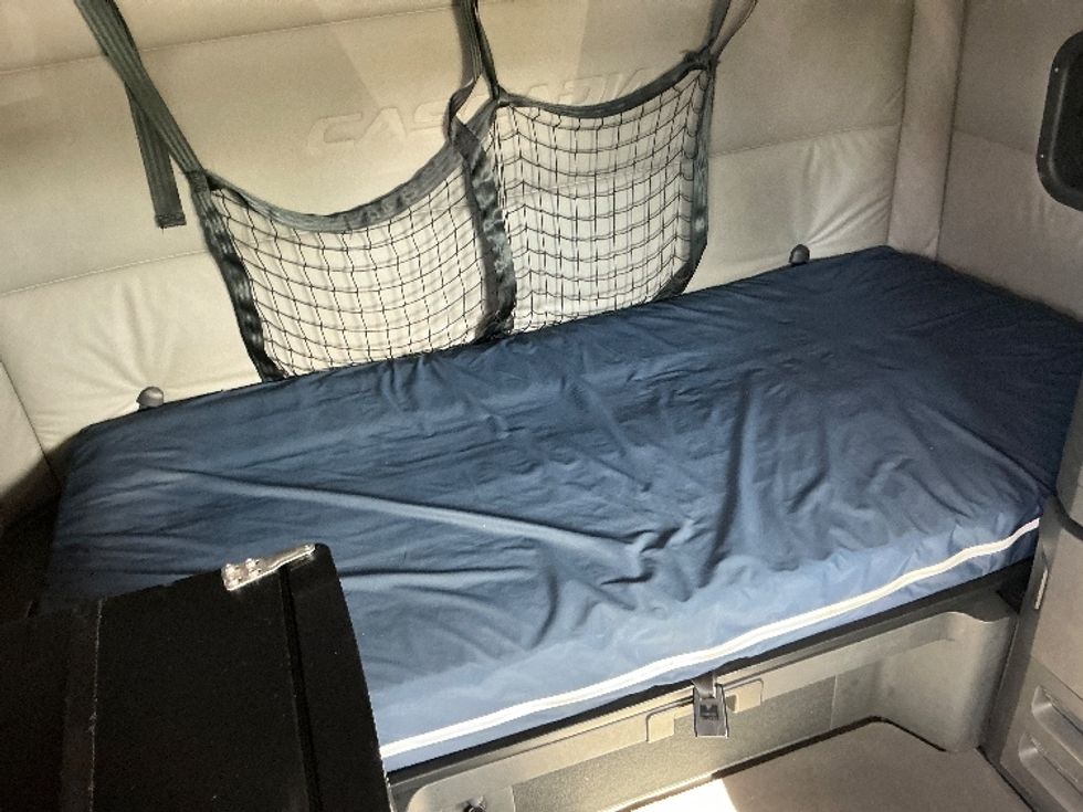 Sleeper Tractor-Heavy Duty Tractors-Freightliner-2021-T12664ST-Indianapolis-IN-670,211\n\t\tmiles-$ 48,500 - Image 17