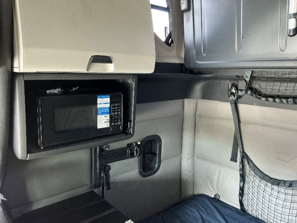 Sleeper Tractor-Heavy Duty Tractors-Freightliner-2021-T12664ST-Indianapolis-IN-670,211\n\t\tmiles-$ 48,500 - Image 19