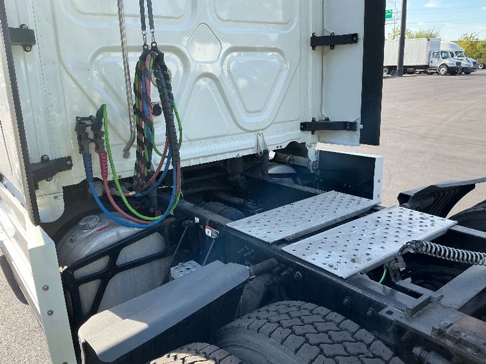 Sleeper Tractor-Heavy Duty Tractors-Freightliner-2021-T12664ST-Indianapolis-IN-670,211\n\t\tmiles-$ 48,500 - Image 22