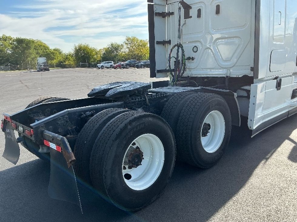 Sleeper Tractor-Heavy Duty Tractors-Freightliner-2021-T12664ST-Indianapolis-IN-670,211\n\t\tmiles-$ 48,500 - Image 23