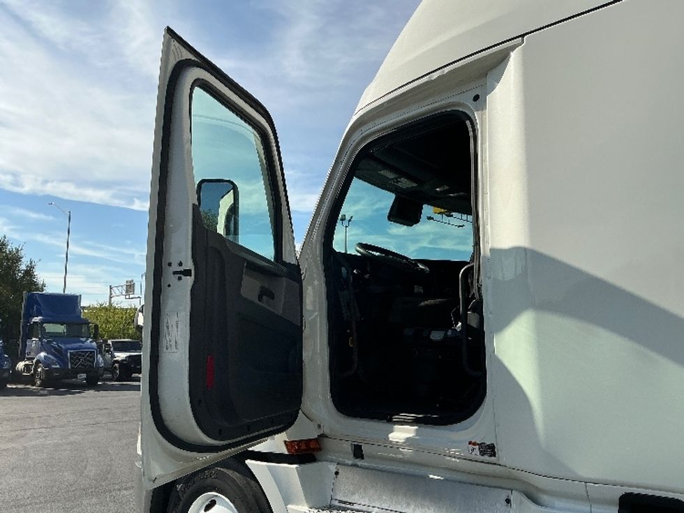 Sleeper Tractor-Heavy Duty Tractors-Freightliner-2021-T12664ST-Indianapolis-IN-670,211\n\t\tmiles-$ 48,500 - Image 9