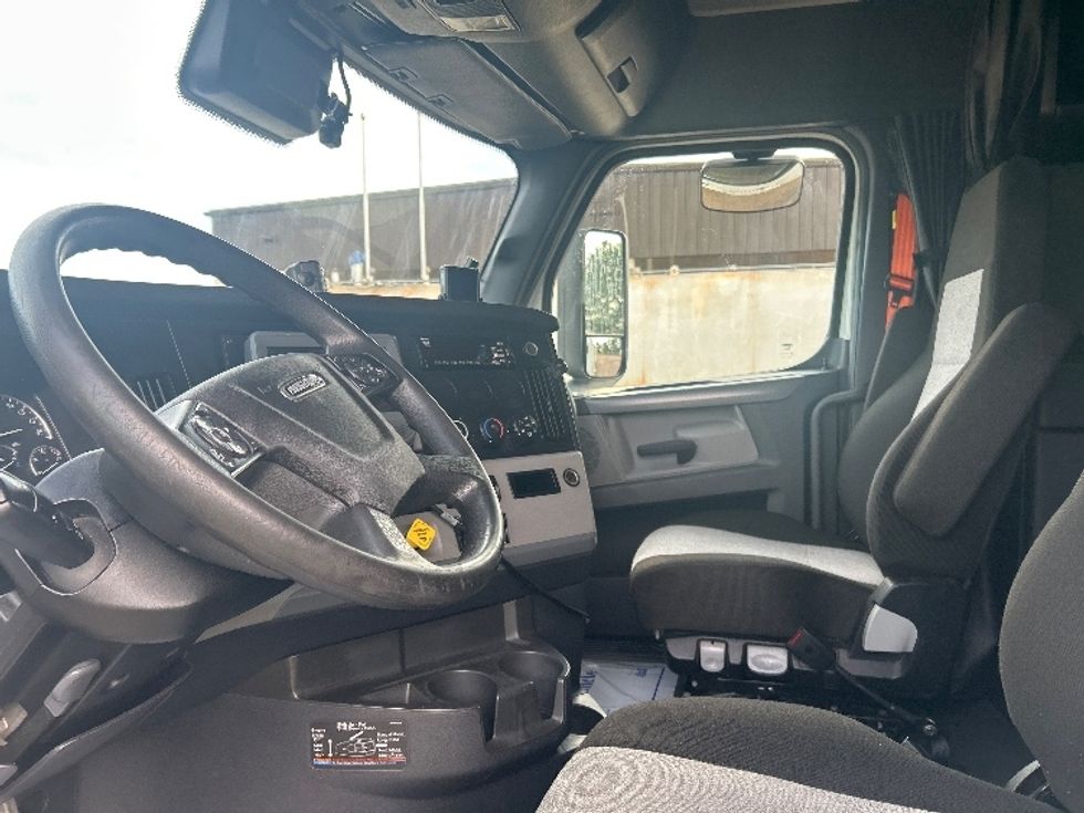 Sleeper Tractor-Heavy Duty Tractors-Freightliner-2021-T12664ST-Jackson-MS-432,686\n\t\tmiles-$ 78,500 - Image 10