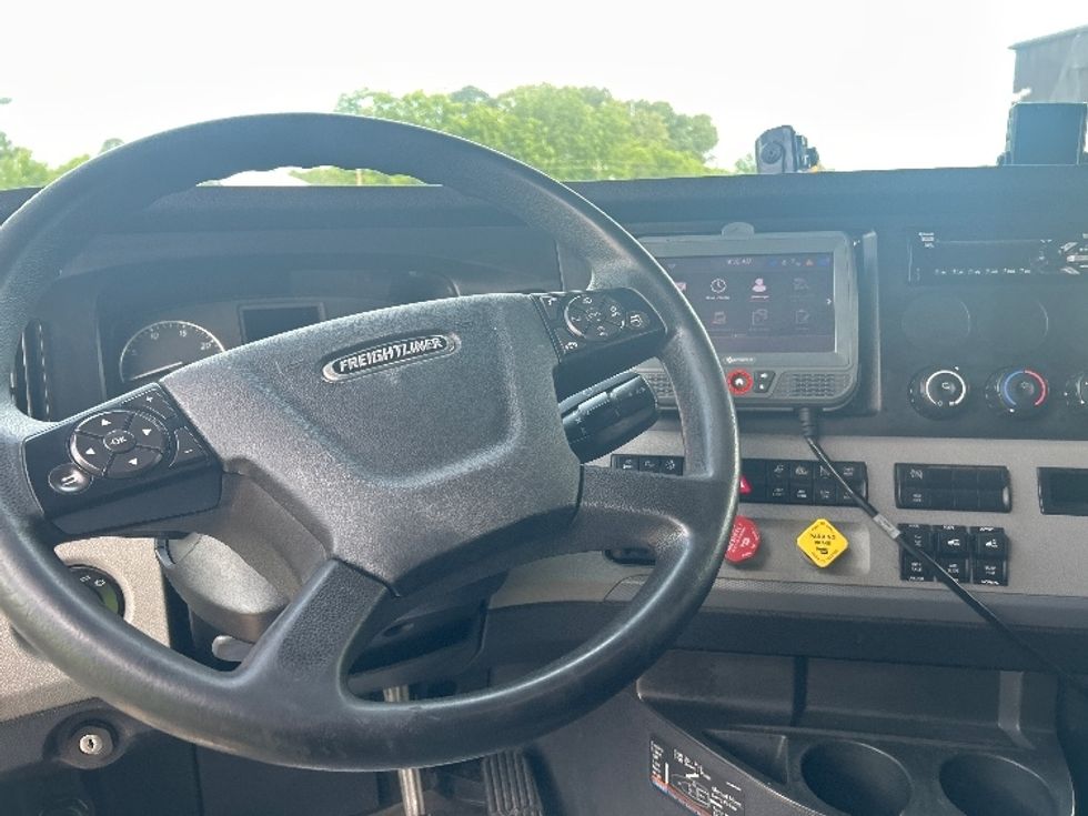 Sleeper Tractor-Heavy Duty Tractors-Freightliner-2021-T12664ST-Jackson-MS-432,686\n\t\tmiles-$ 78,500 - Image 11