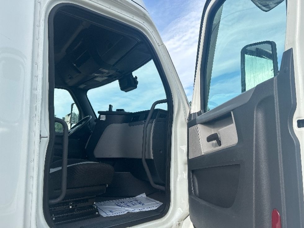 Sleeper Tractor-Heavy Duty Tractors-Freightliner-2021-T12664ST-Jackson-MS-432,686\n\t\tmiles-$ 78,500 - Image 13