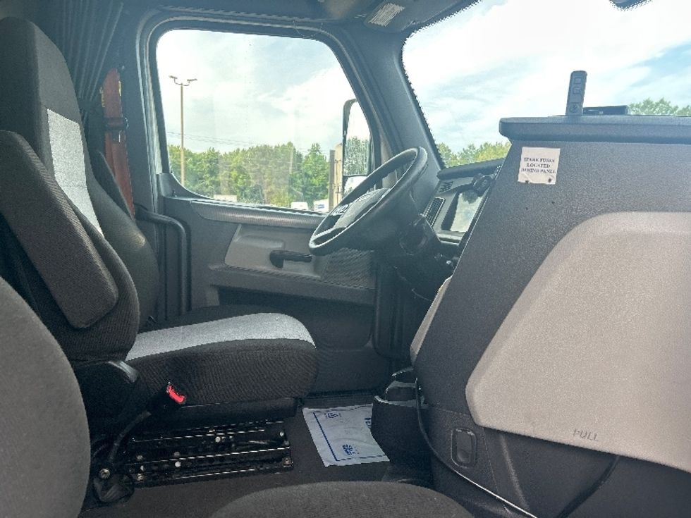 Sleeper Tractor-Heavy Duty Tractors-Freightliner-2021-T12664ST-Jackson-MS-432,686\n\t\tmiles-$ 78,500 - Image 15