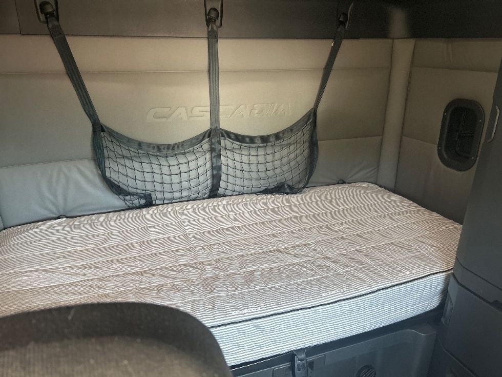 Sleeper Tractor-Heavy Duty Tractors-Freightliner-2021-T12664ST-Jackson-MS-432,686\n\t\tmiles-$ 78,500 - Image 16