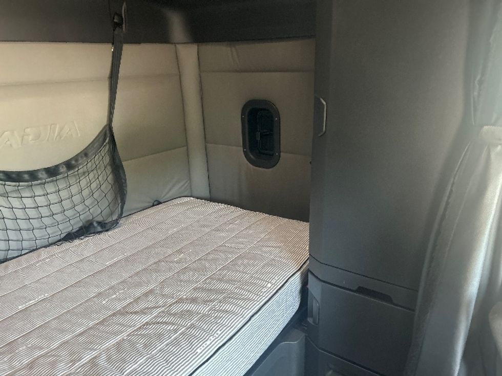 Sleeper Tractor-Heavy Duty Tractors-Freightliner-2021-T12664ST-Jackson-MS-432,686\n\t\tmiles-$ 78,500 - Image 17