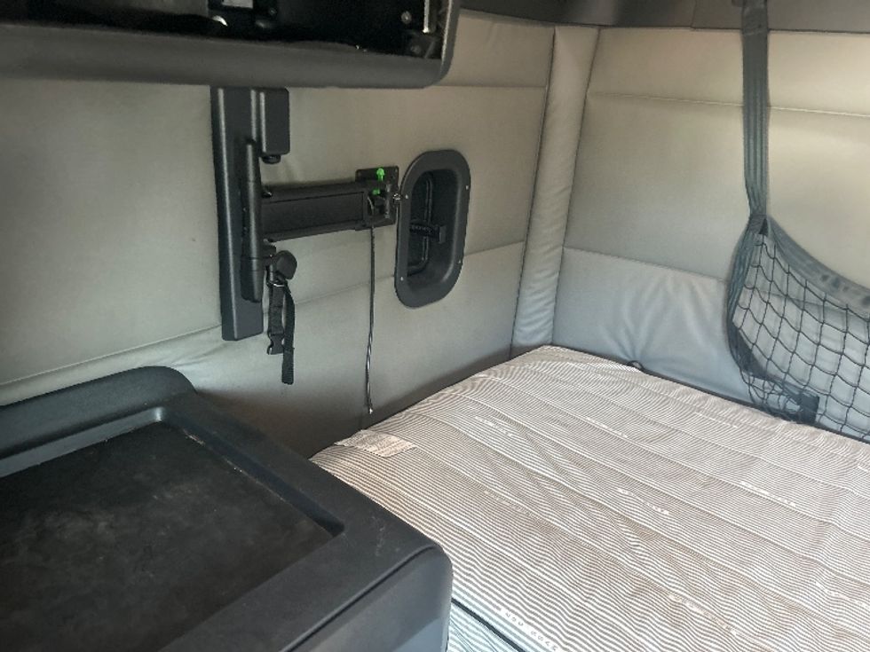 Sleeper Tractor-Heavy Duty Tractors-Freightliner-2021-T12664ST-Jackson-MS-432,686\n\t\tmiles-$ 78,500 - Image 18