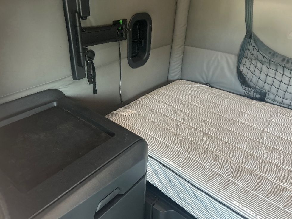 Sleeper Tractor-Heavy Duty Tractors-Freightliner-2021-T12664ST-Jackson-MS-432,686\n\t\tmiles-$ 78,500 - Image 19