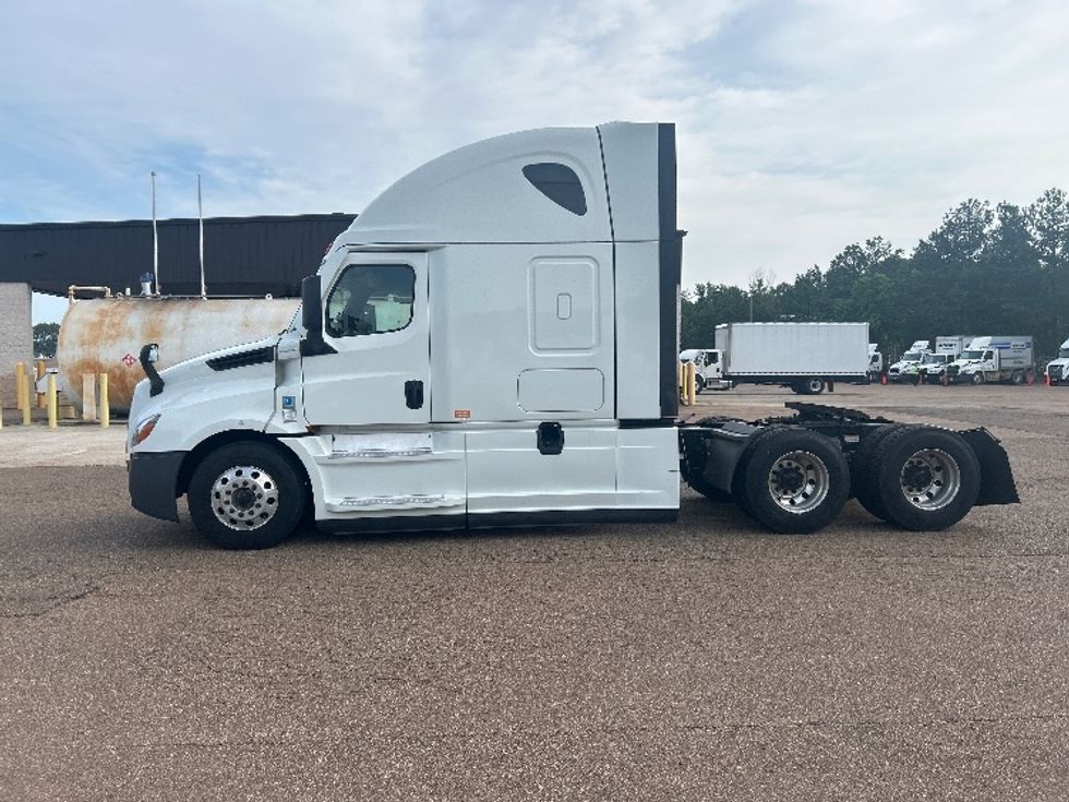 Sleeper Tractor-Heavy Duty Tractors-Freightliner-2021-T12664ST-Jackson-MS-432,686\n\t\tmiles-$ 78,500 - Image 4