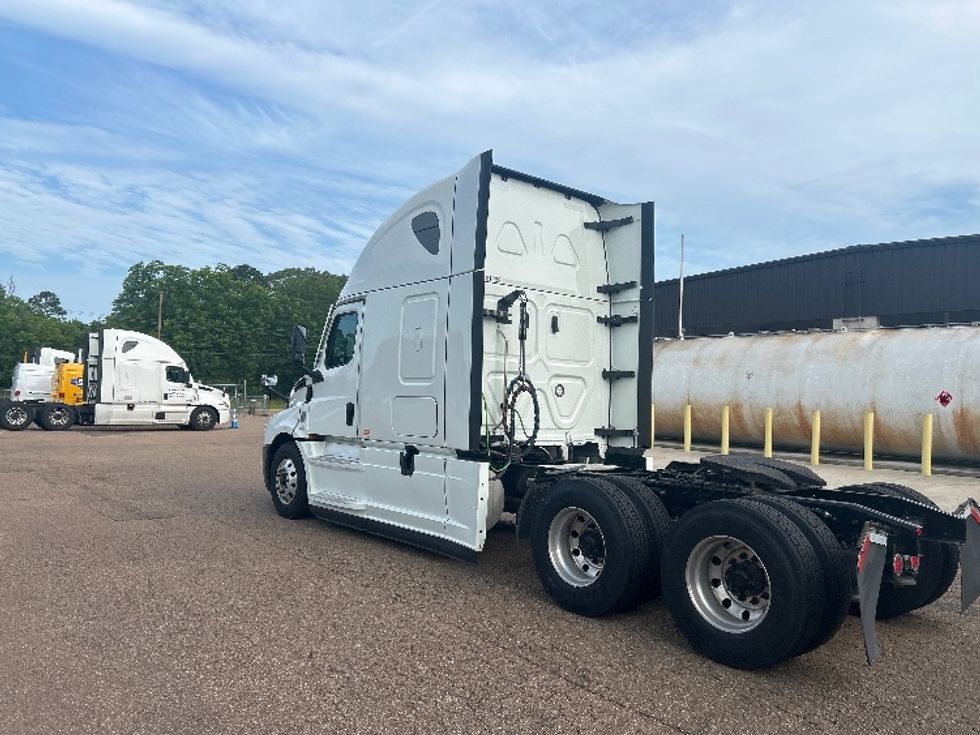 Sleeper Tractor-Heavy Duty Tractors-Freightliner-2021-T12664ST-Jackson-MS-432,686\n\t\tmiles-$ 78,500 - Image 5