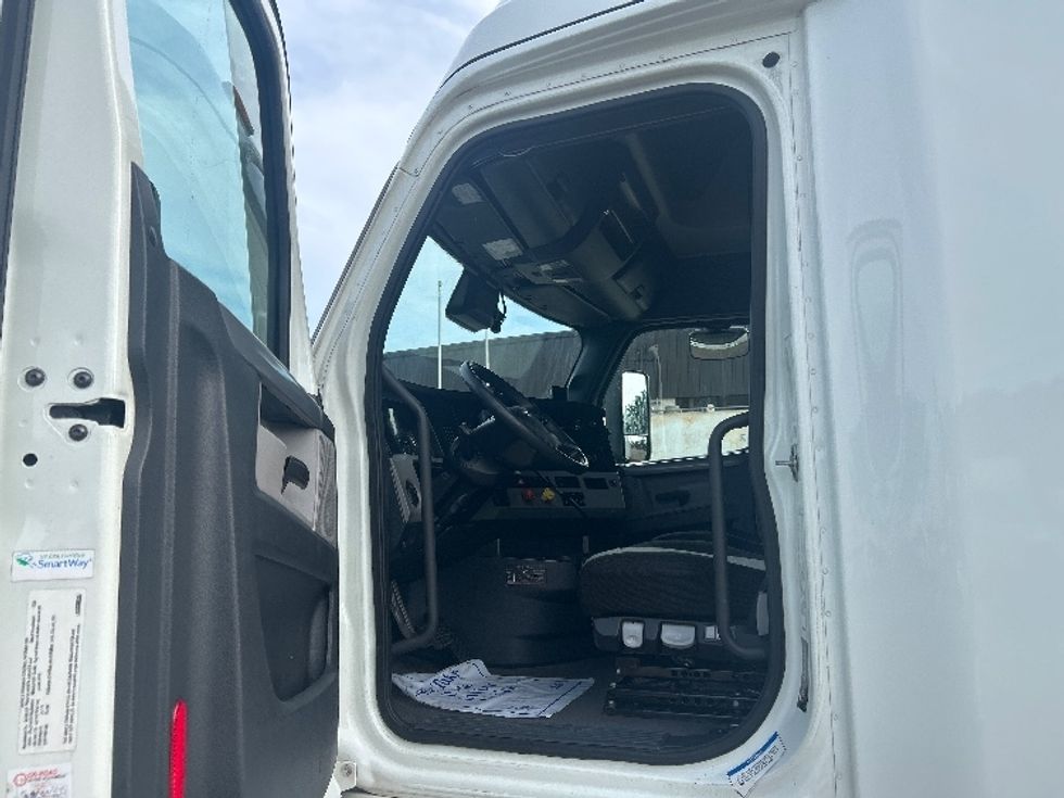 Sleeper Tractor-Heavy Duty Tractors-Freightliner-2021-T12664ST-Jackson-MS-432,686\n\t\tmiles-$ 78,500 - Image 9