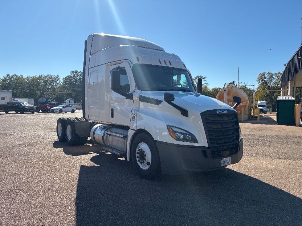 Sleeper Tractor-Heavy Duty Tractors-Freightliner-2021-T12664ST-Jackson-MS-556,263\n\t\tmiles-$ 68,000 - Image 1