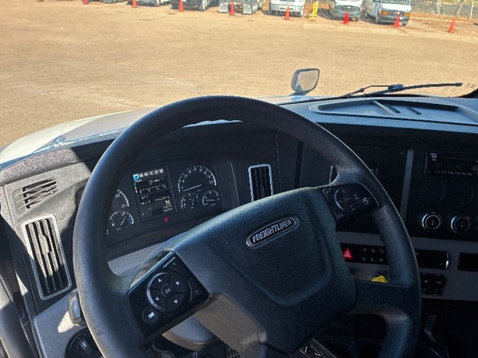 Sleeper Tractor-Heavy Duty Tractors-Freightliner-2021-T12664ST-Jackson-MS-556,263\n\t\tmiles-$ 68,000 - Image 10
