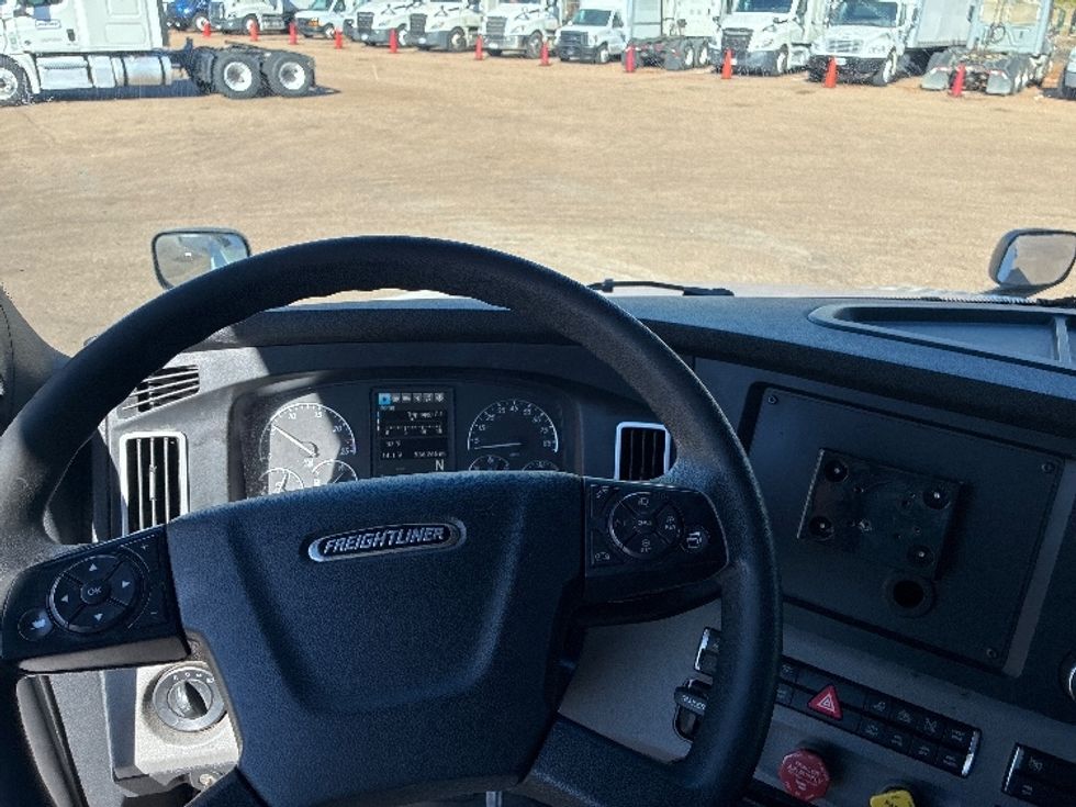 Sleeper Tractor-Heavy Duty Tractors-Freightliner-2021-T12664ST-Jackson-MS-556,263\n\t\tmiles-$ 68,000 - Image 11