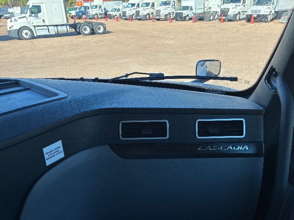 Sleeper Tractor-Heavy Duty Tractors-Freightliner-2021-T12664ST-Jackson-MS-556,263\n\t\tmiles-$ 68,000 - Image 14