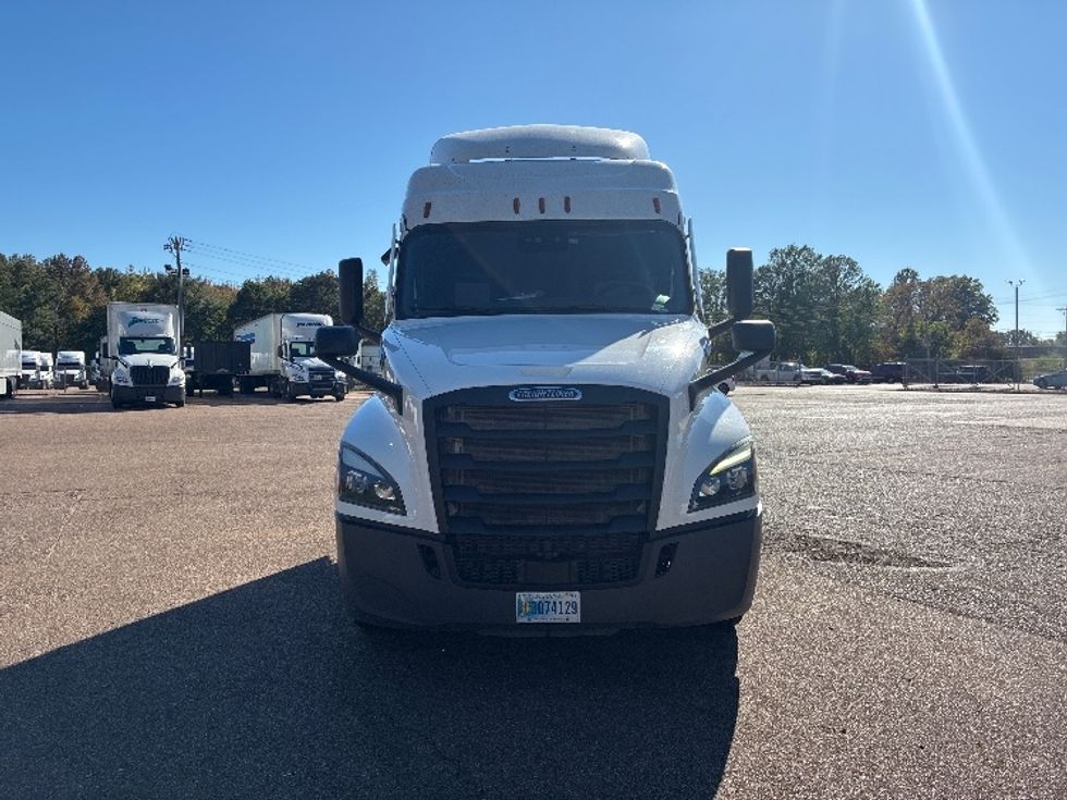 Sleeper Tractor-Heavy Duty Tractors-Freightliner-2021-T12664ST-Jackson-MS-556,263\n\t\tmiles-$ 68,000 - Image 2
