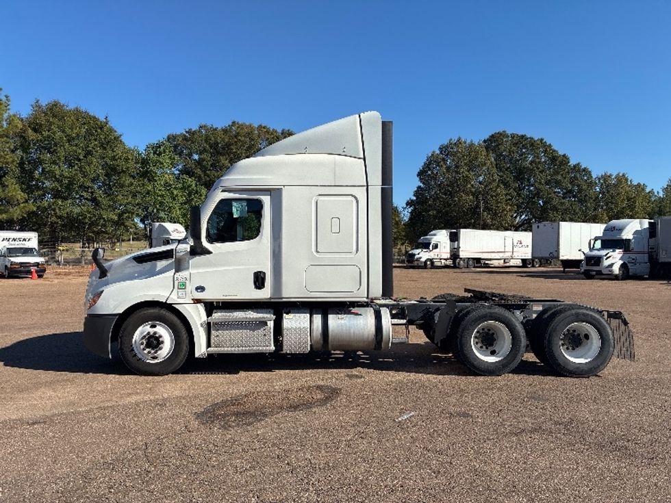 Sleeper Tractor-Heavy Duty Tractors-Freightliner-2021-T12664ST-Jackson-MS-556,263\n\t\tmiles-$ 68,000 - Image 4
