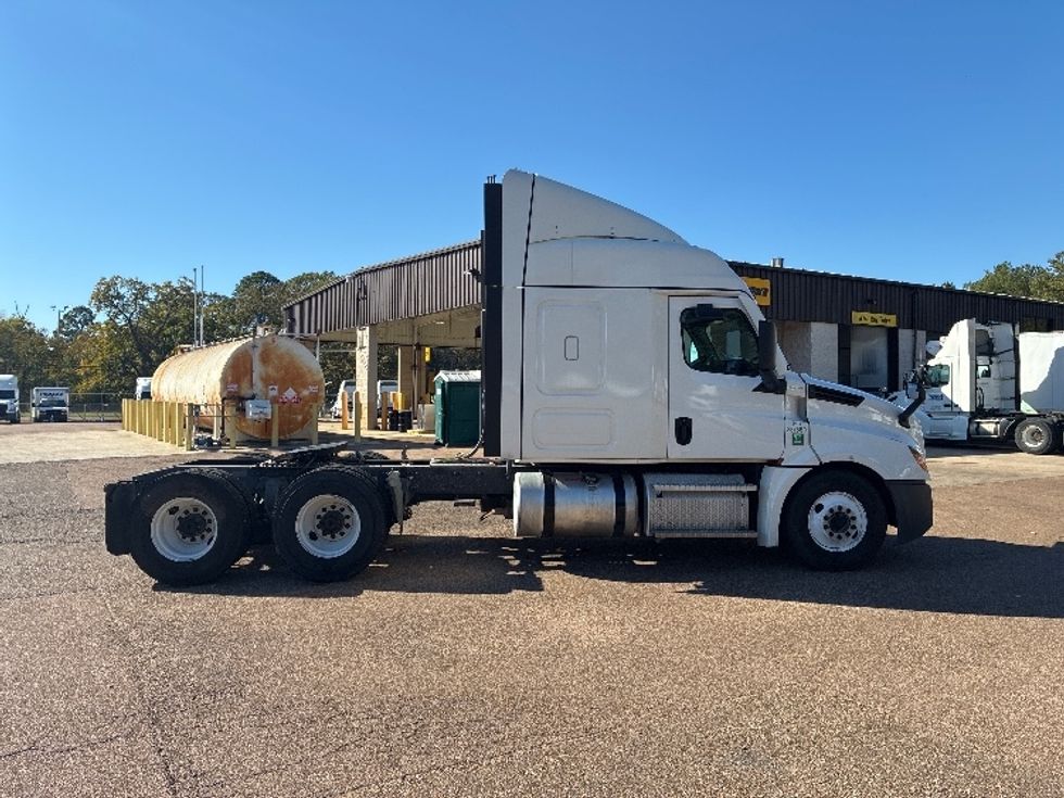 Sleeper Tractor-Heavy Duty Tractors-Freightliner-2021-T12664ST-Jackson-MS-556,263\n\t\tmiles-$ 68,000 - Image 8